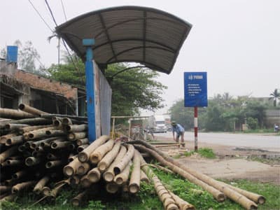 Nhà chờ xe buýt thành bãi tập kết vật liệu xây dựng