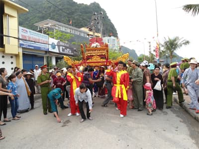 Quan niệm cũ làm xấu đi hình ảnh lễ hội