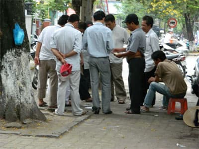 Nghiêm trị hành vi cờ bạc ở vỉa hè