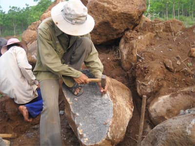 Nhọc nhằn mưu sinh trên miền đất đá