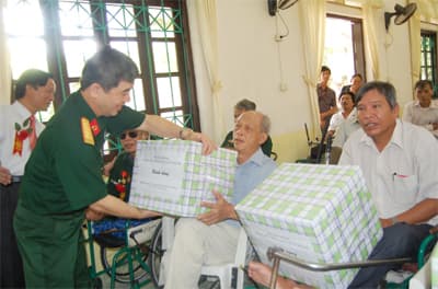 Nhiều hoạt động kỷ niệm 65 năm Ngày Thương binh-Liệt sĩ