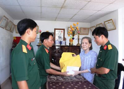 Dâng hương, dâng hoa, lao động vệ sinh nghĩa trang liệt sĩ