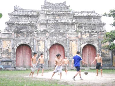 Di tích An Lăng trở thành sân bóng?