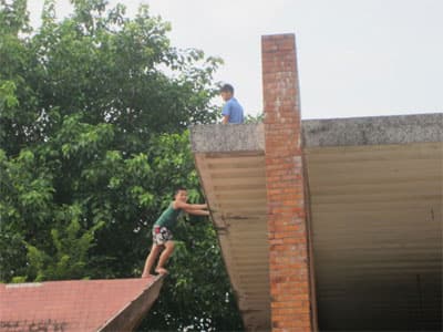 Trẻ em “làm xiếc” trong Công viên Thống Nhất