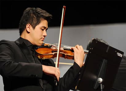 Nghệ sĩ Bùi Công Duy biểu diễn cùng Dàn nhạc giao hưởng Đức