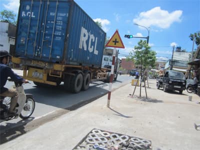 Container tung hoành đường cấm