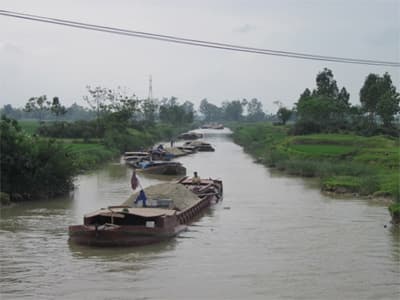 Dân kêu cứu vì nước sông bẩn