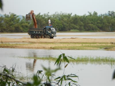 Khai thác cát trái phép làm hỏng công trình thủy lợi