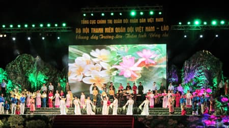 "Chung dãy Trường Sơn-Thắm tình đồng chí"