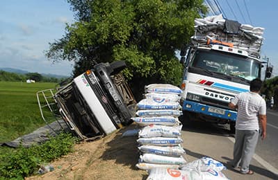 Xe tải lật nhào, tài xế thoát chết gang tấc
