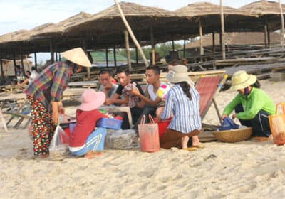 Nhức nhối với hàng rong trên bãi biển Thuận An