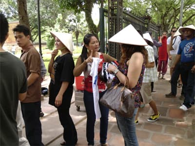 Chèo kéo khách tại Văn Miếu - Quốc Tử Giám