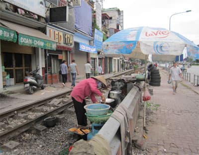 Nấu ăn... bên đường sắt