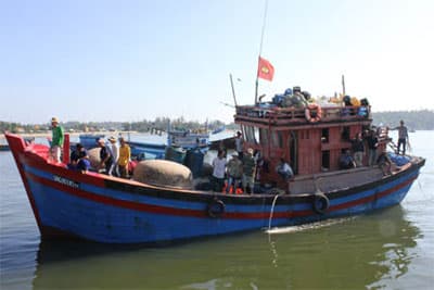 7 ngư dân gặp nạn trên biển về đến đất liền an toàn