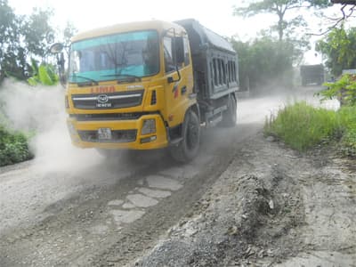 Xe tải hạng nặng băm nát đường liên huyện
