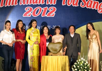 "Trái tim nhân ái tỏa sáng 2012"