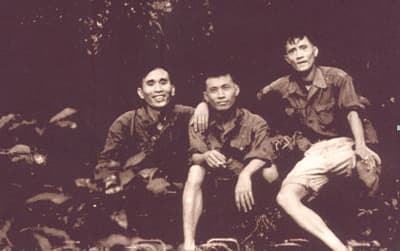 “Phóng viên quân đội chỉ có đứng thẳng trên chiến hào”