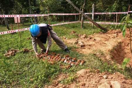 Quảng Trị phát hiện 2 hầm bom, mìn
