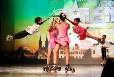 Nhóm xiếc mồ côi gây xúc động tại Got Talent