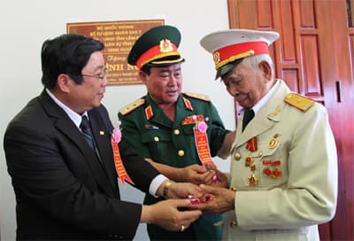 Bàn giao nhà tình nghĩa cho cụ Tô Đình Cắm