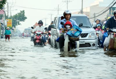 Cuộc sống đảo lộn do triều cường gây ngập trong giờ cao điểm