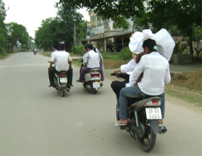 Ngày Xuân, "quên" đội mũ bảo hiểm khi tham gia giao thông