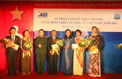 Trao tặng kỷ niệm chương “Vì sự phát triển của phụ nữ Việt Nam” cho cán bộ MB