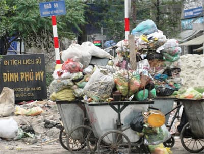 Xe chứa rác đỗ không đúng