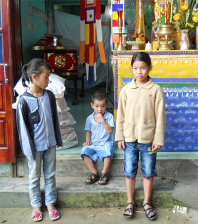 Bố mẹ chết đuối bỏ ba con nhỏ bơ vơ