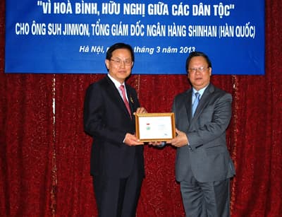 Lãnh đạo Ngân hàng Hàn Quốc được vinh danh tại Việt Nam