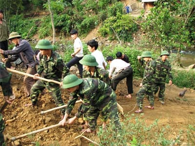 Giúp dân hàng trăm ngày công làm đường giao thông