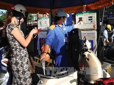 Giá xăng Ron 92 giảm thêm 410 đồng mỗi lít