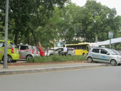 Vườn hoa hồ Ngọc Khánh bị biến thành bãi đỗ xe trái phép
