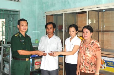 Gần 130 triệu đồng hỗ trợ cho các hộ nghèo