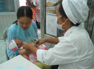 Tiếp tục tiêm vắc-xin viêm gan B cho trẻ sơ sinh