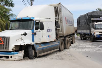 Xe ba gác làm nổ lốp xe container