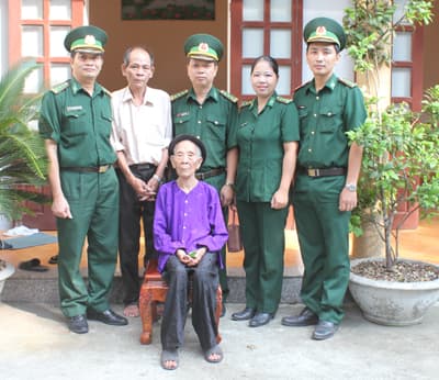 Học viện Biên Phòng thăm hỏi và tặng quà gia đình chính sách