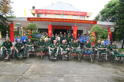 Màu xanh tình nguyện xoa dịu nỗi đau
