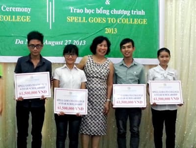 Trao học bổng cho tân sinh viên nghèo các tỉnh miền Trung