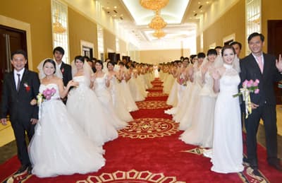 100 đôi uyên ương cưới tập thể diễu hành xe đạp điện
