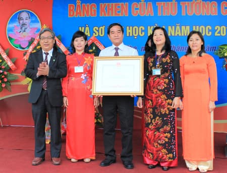 Trường THCS Thái Nguyên đón nhận Bằng khen của Thủ tướng Chính phủ