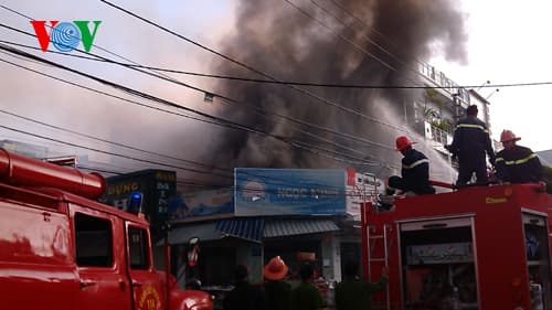 Cháy lớn cạnh Trung tâm Thương mại Kon Tum