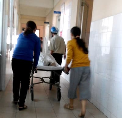 Cô giáo bị đâm 4 nhát vào lưng
