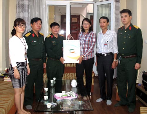 Thăm, tặng quà gia đình quân nhân hy sinh và bị thương trong vụ tai nạn máy bay Mi 171