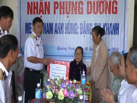 Bộ tư lệnh Vùng 3 Hải quân nhận phụng dưỡng Bà mẹ Việt Nam anh hùng