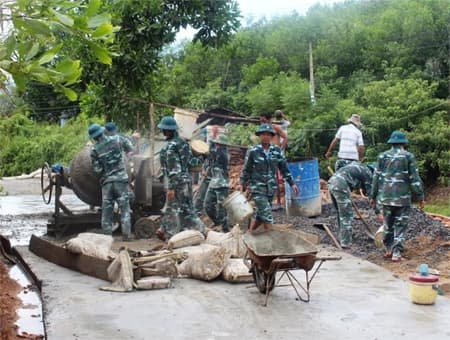 Gần 450 ngày công giúp dân xây dựng nông thôn mới