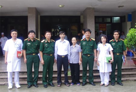 Tiên phong trên mặt trận chữa bệnh, cứu người