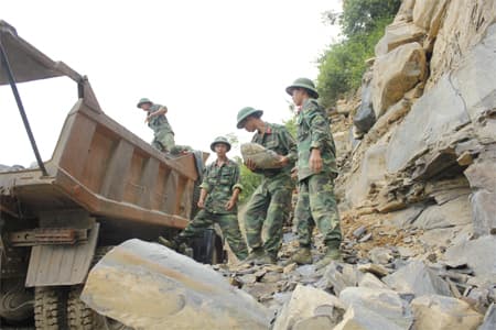 Giúp dân trên đỉnh Sài Hồ