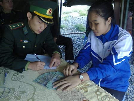 Học sinh nghèo trả lại 18 triệu đồng nhặt được