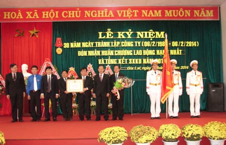 Công ty cao su Mang Yang đón nhận Huân chương Lao động hạng Nhất